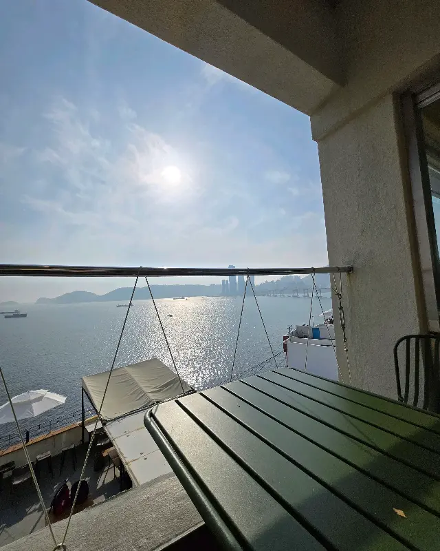 루프탑에서 바라본 영도 바다 풍경