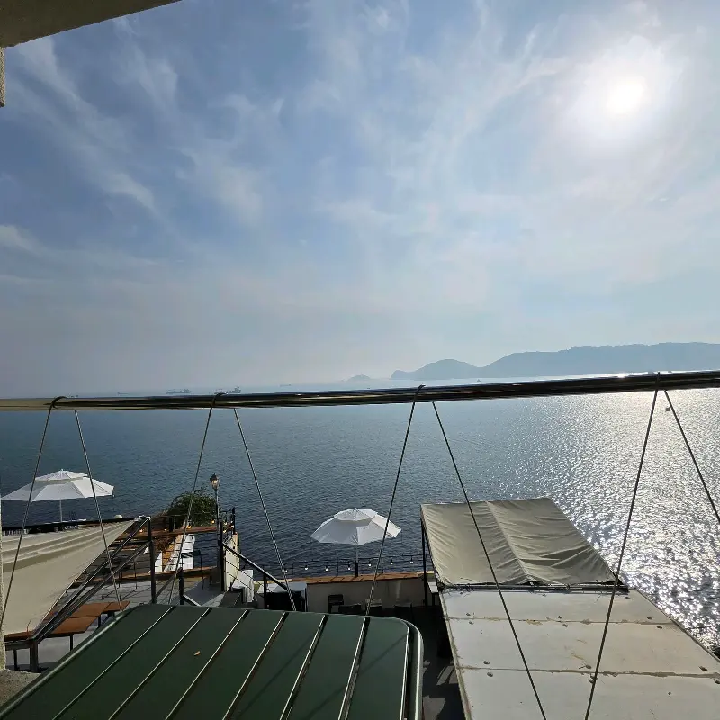 파란 하늘과 푸른 바다가 어우러진 영도의 아름다운 풍경