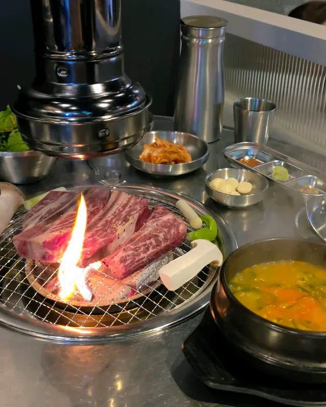 숯불 위에서 익어가는 우대갈비