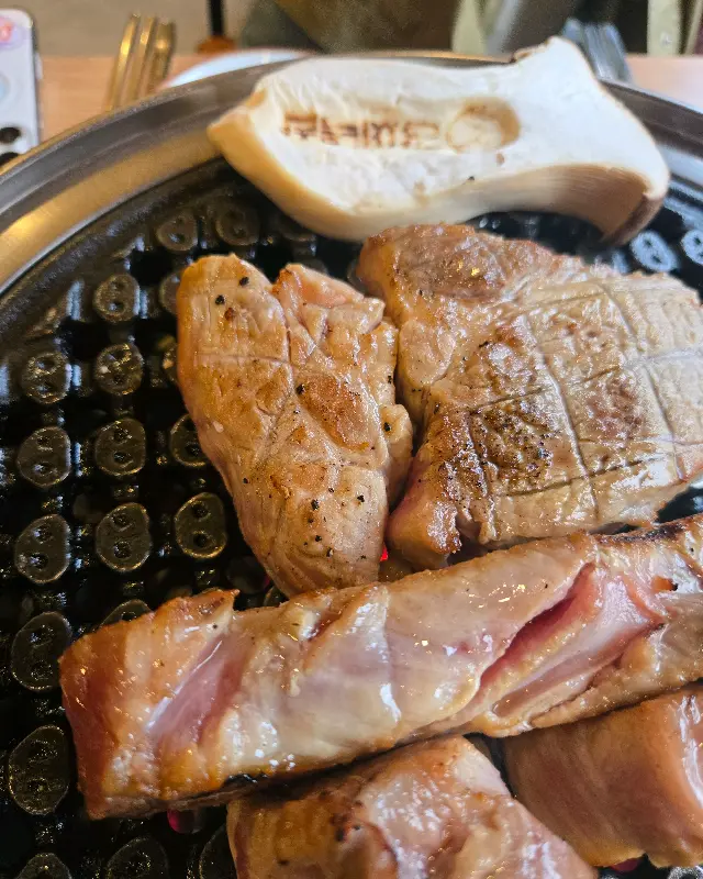 숯불 위에서 익어가는 목살