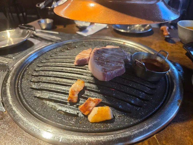 운수돈 불판 위의 고기