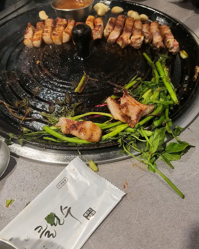 노릇하게 구워진 삼겹살과 미나리의 조화