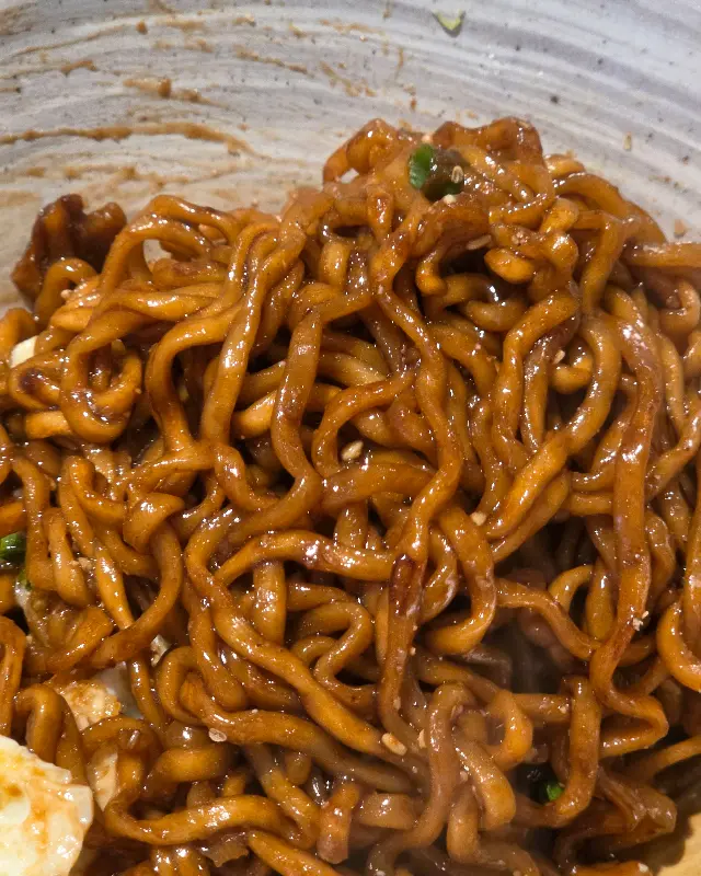 윤기가 흐르는 짜파게티