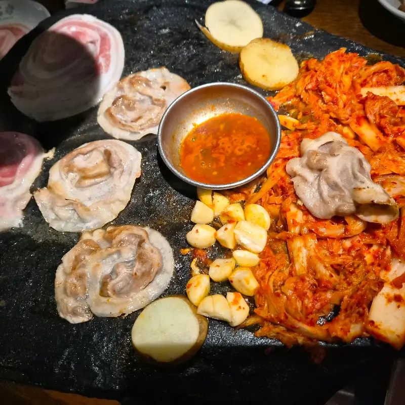 돌판 위에 구워진 치즈