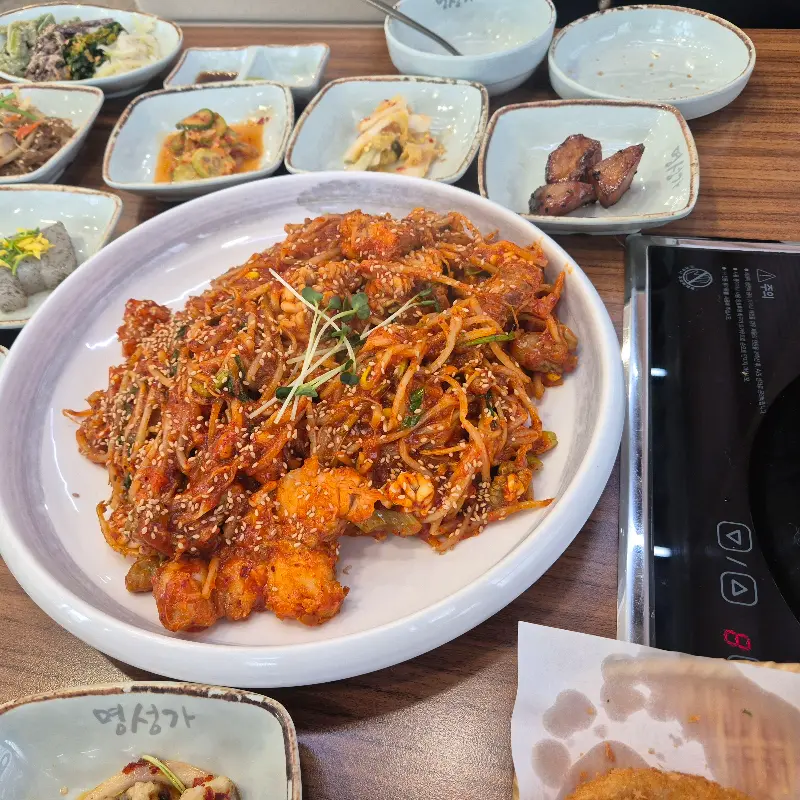 매콤한 양념이 인상적인 아구 불고기