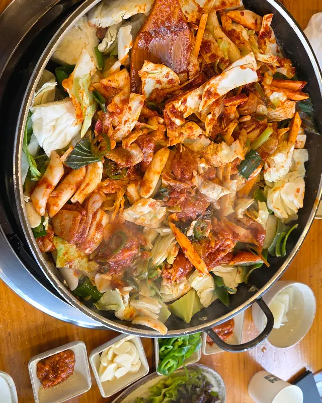 닭갈비 재료가 철판에 담겨있는 모습