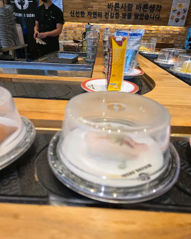 레일 위를 회전하는 초밥