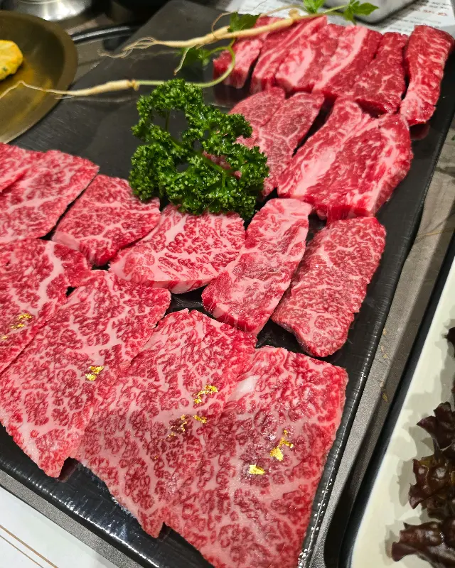 선명한 마블링이 돋보이는 꽃갈비살의 모습