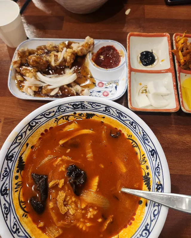 짬뽕과 맛보기 탕수육의 조화