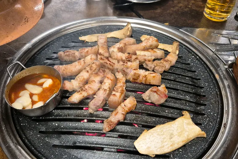 운수돈 불판 가득한 고기