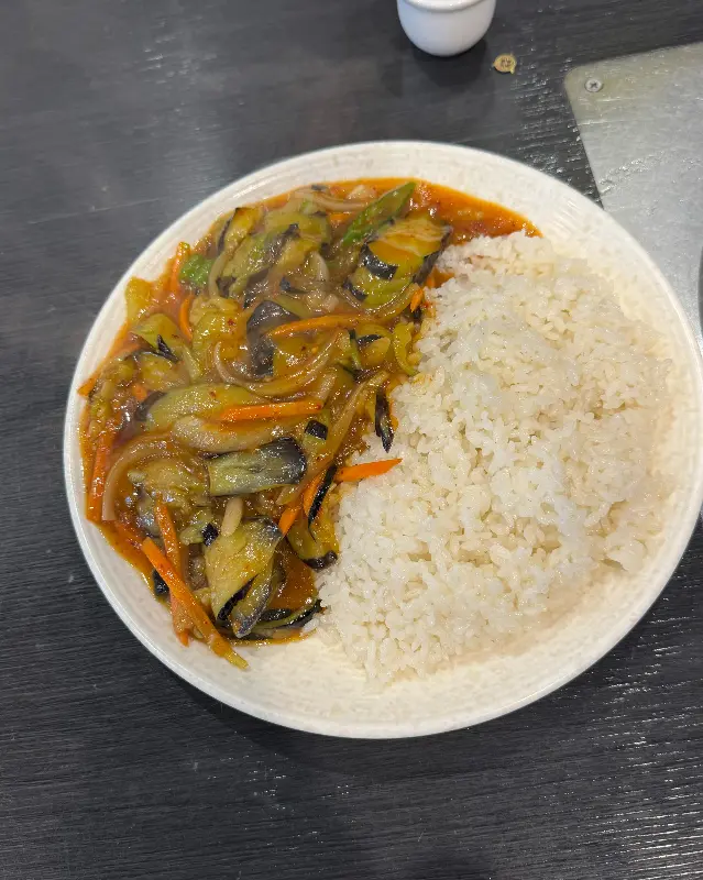 윤기가 좌르르 흐르는 가지 덮밥