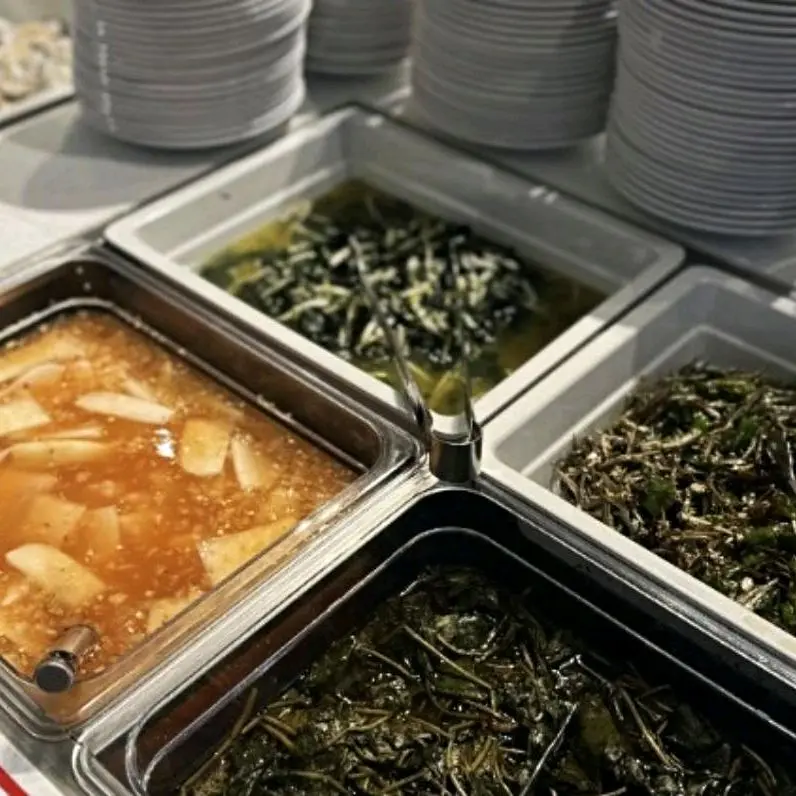 다양한 샐러드바 음식들