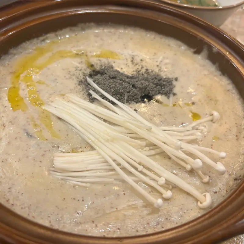 버섯과 들깨가 들어간 들깨탕의 모습