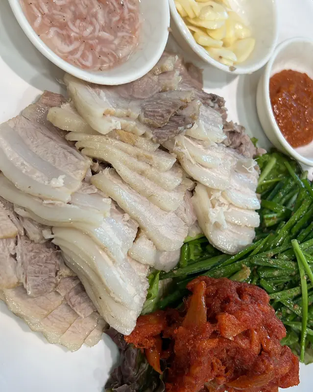 윤기가 흐르는 수육과 곁들임