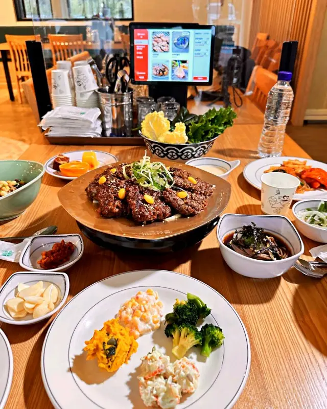 정갈하게 차려진 떡갈비 한상차림