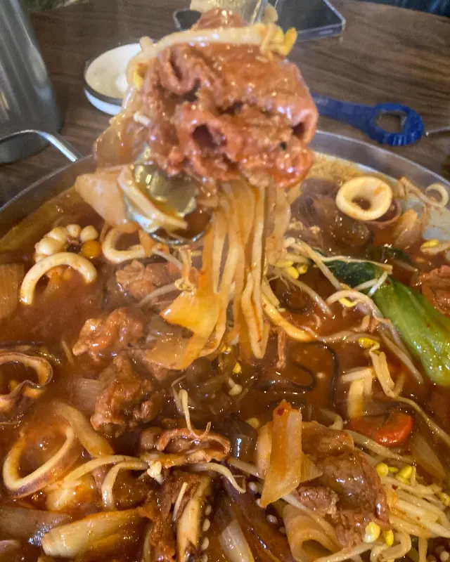 불고기와 당면을 함께 들어올린 모습