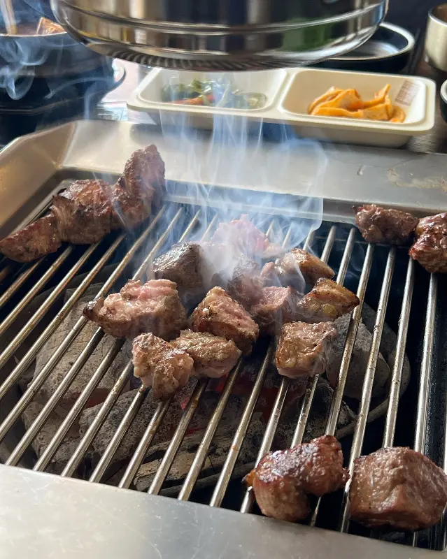 불판 위에서 지글지글 익어가는 막창