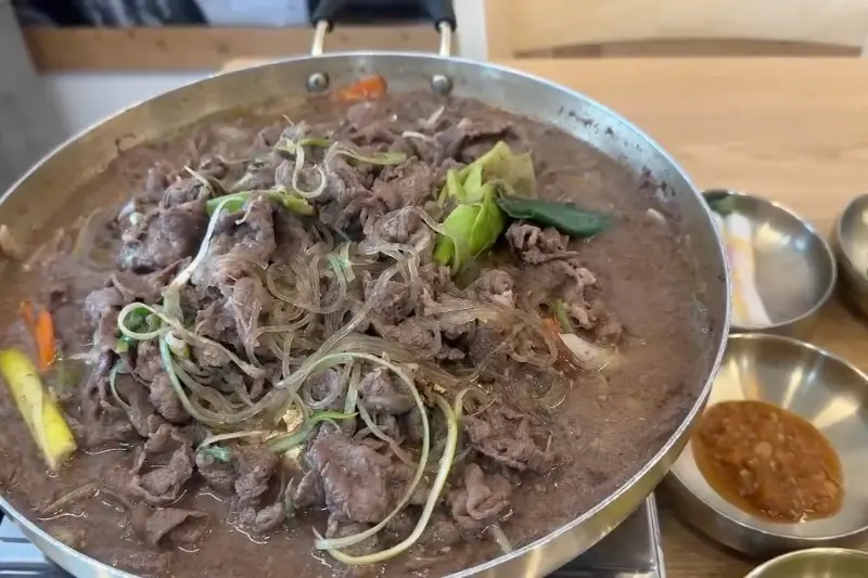 불고기를 쌈에 싸서 먹는 모습