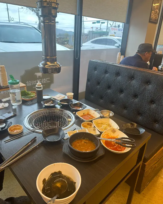 깔끔하고 넓은 매장 내부