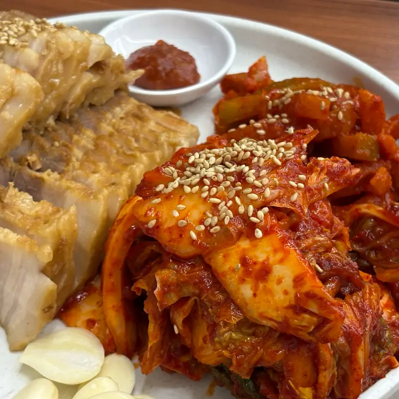 윤기가 흐르는 수육과 매콤한 김치의 조화