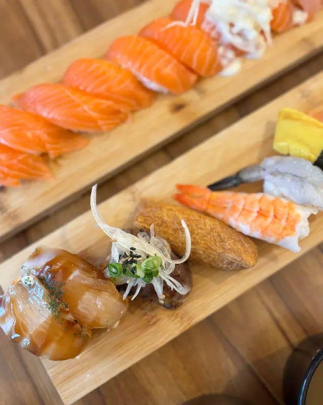 모둠 초밥 세트와 연어 초밥