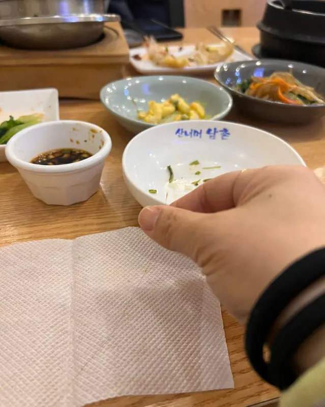 식사 후 빈 그릇들