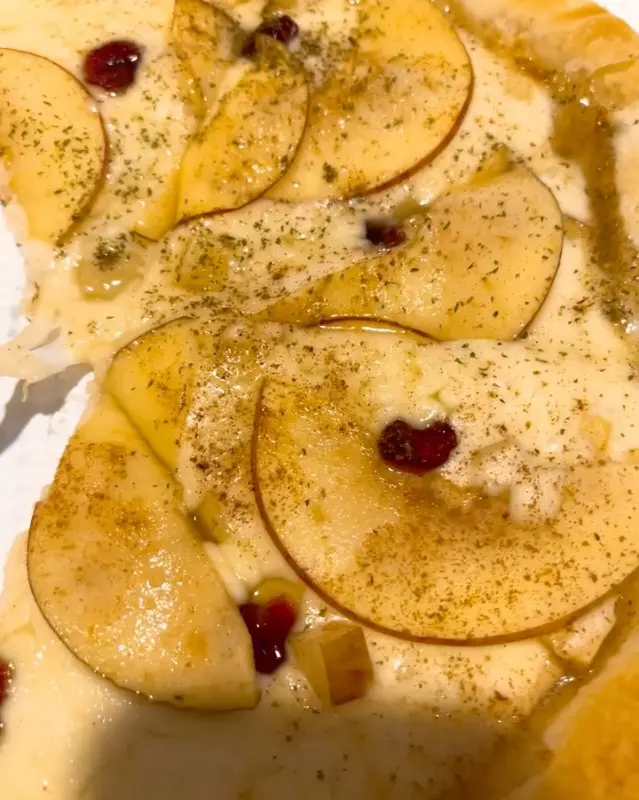 사과가 듬뿍 올려진 화덕피자