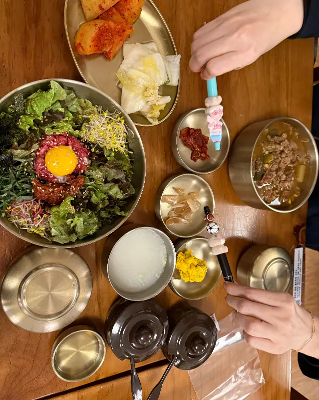 육회비빔밥과 국밥의 조화