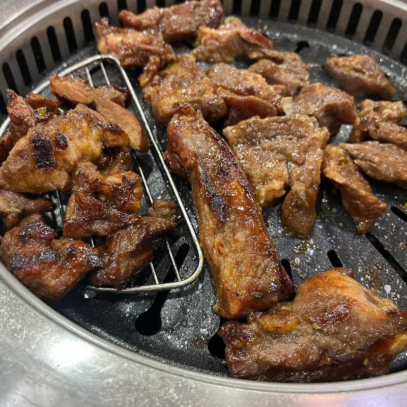 숯불 위에서 맛있게 익어가는 갈비