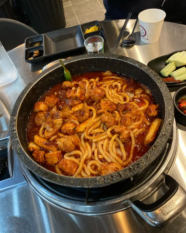 곱창 전골에 면사리가 추가된 모습