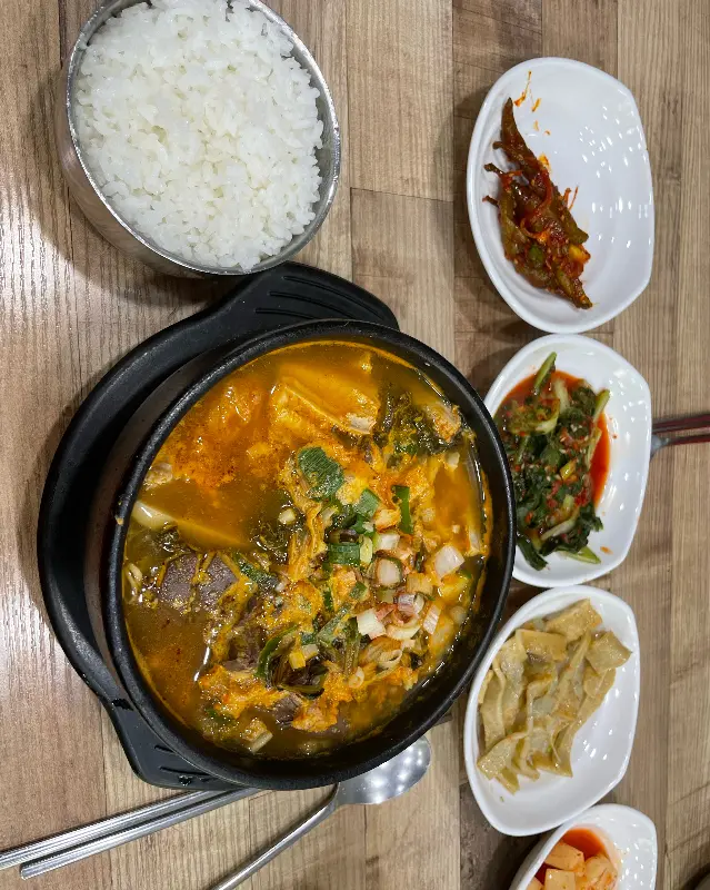 정갈하게 차려진 육개장 한 상 차림