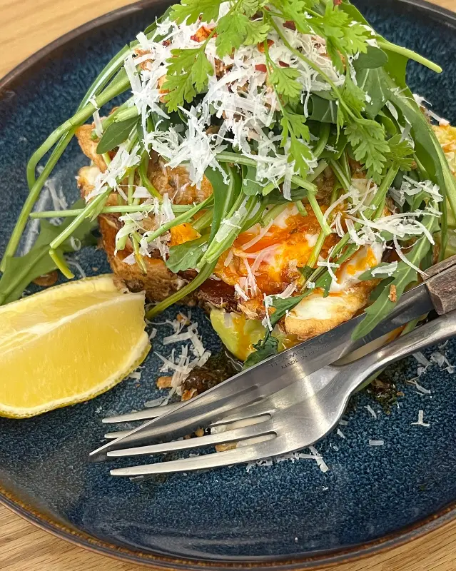 아보카도 칠리 오픈 샌드위치