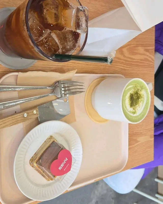 음료와 디저트가 놓인 쟁반