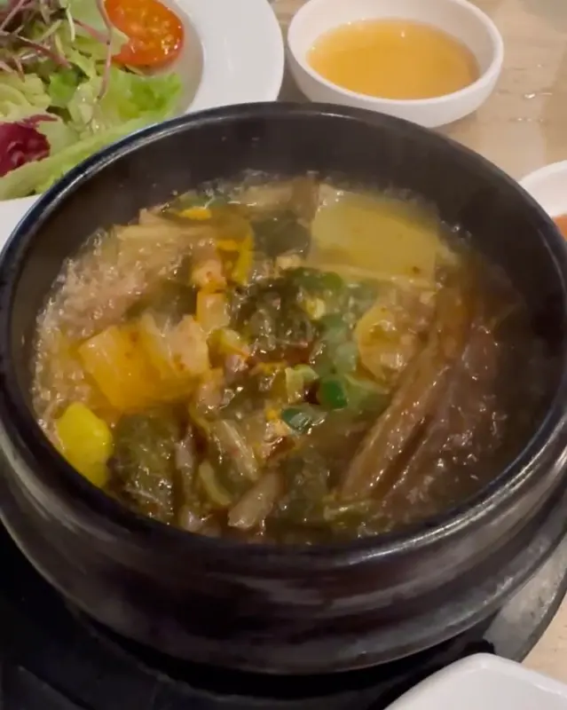 뚝배기에 담겨 제공되는 해장국의 모습