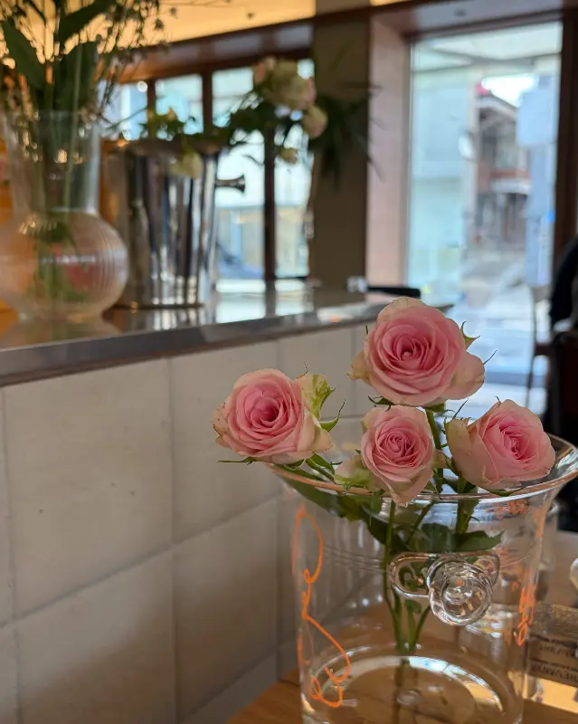 테이블 위의 꽃 장식