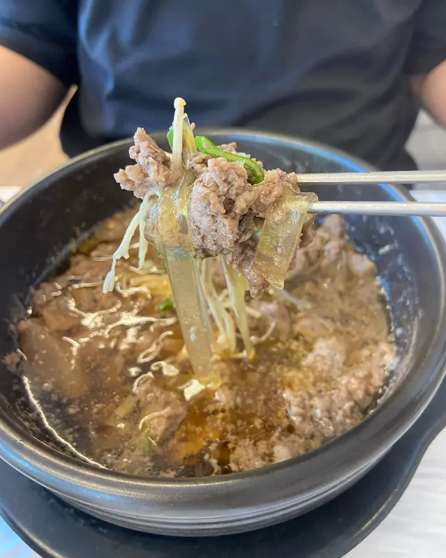 젓가락으로 집어올린 소불고기