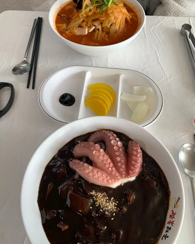 문어 짜장면과 짬뽕
