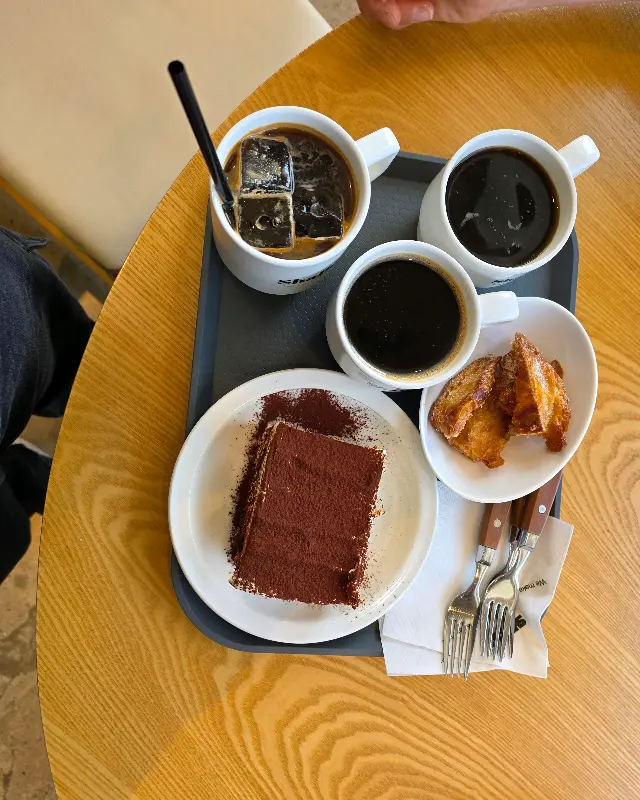 샬로우 라떼와 디저트