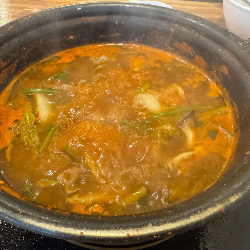 칼국수 면을 넣고 끓인 얼큰한 국물