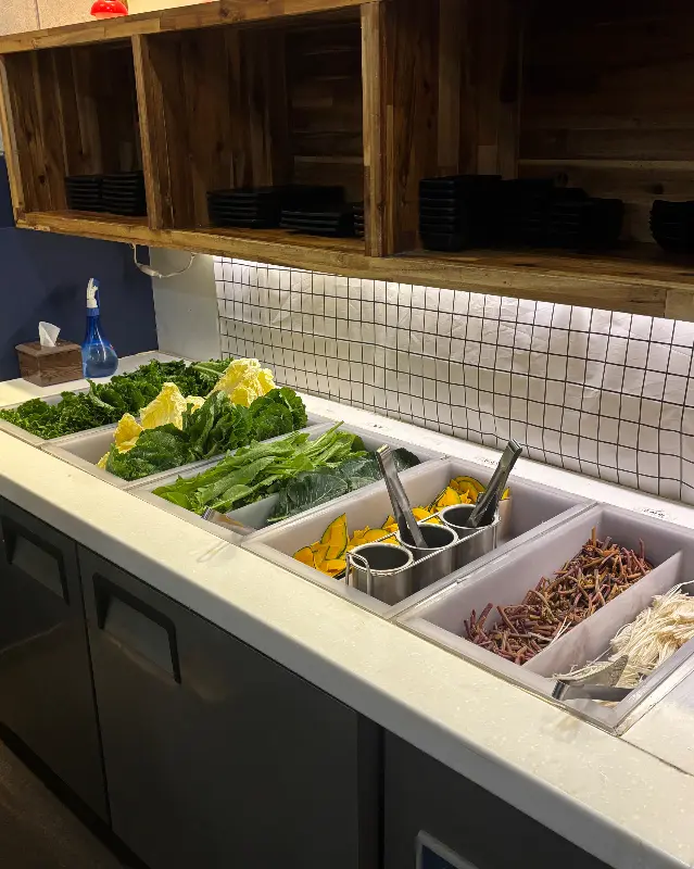 싱싱한 야채가 가득한 샐러드바