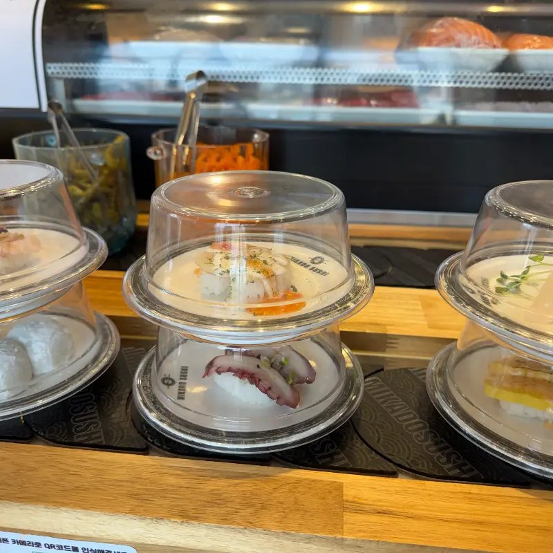 레일 위를 회전하는 초밥