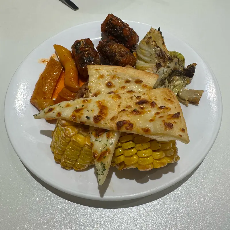 접시에 담긴 음식