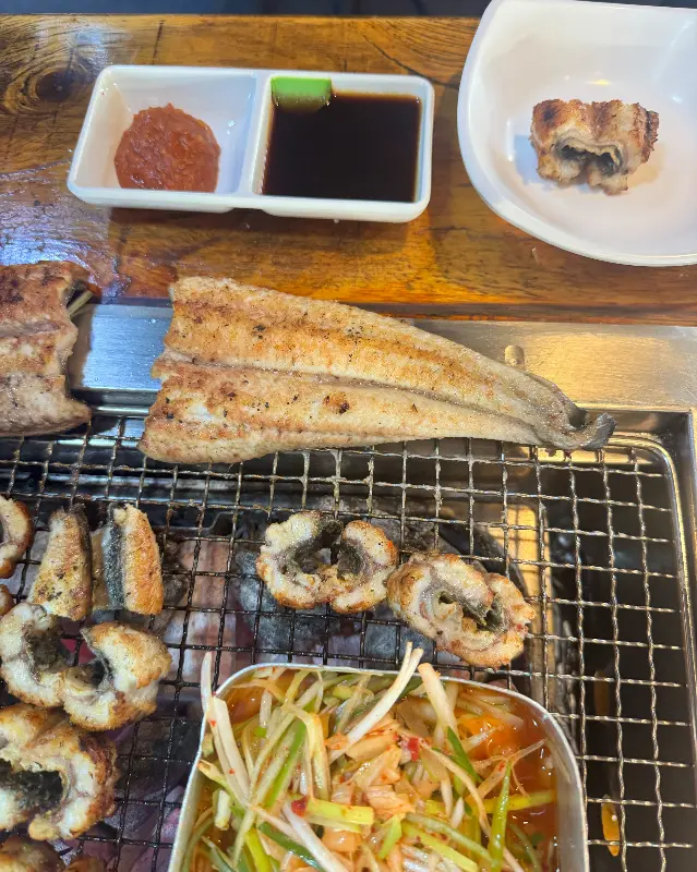 다양한 곁들임과 함께 즐기는 장어