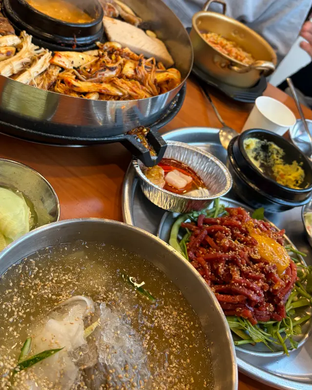 푸짐하게 차려진 테이블