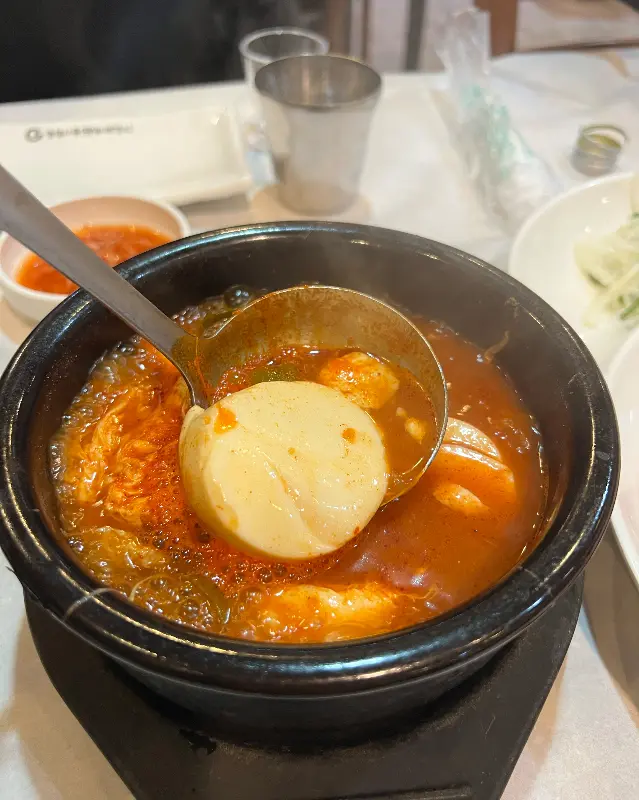 보글보글 끓는 순두부찌개