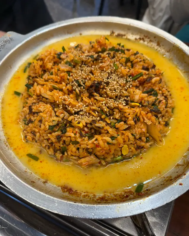 볶음밥이 담긴 철판 사진