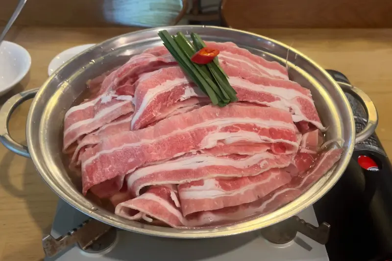 테이블 위에서 끓고 있는 전골