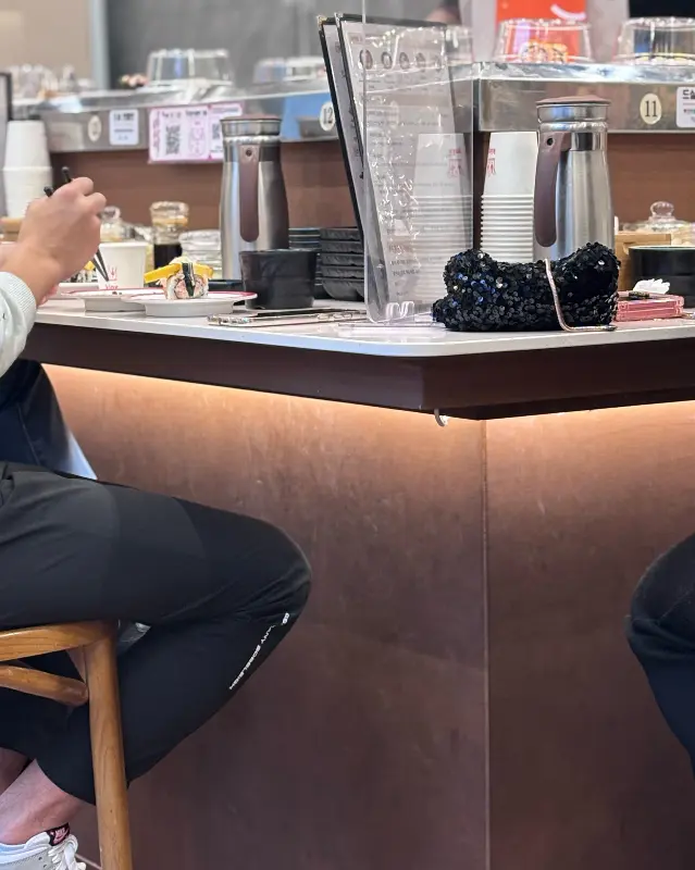 깔끔하게 정돈된 테이블과 은은한 조명이 편안한 분위기를 연출하는 가게 내부