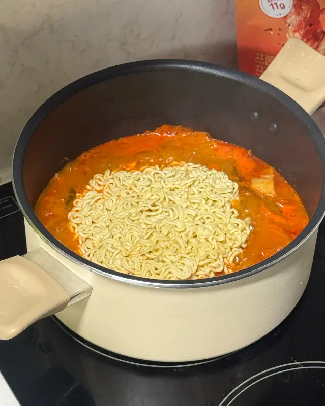김치찌개에 라면사리 추가
