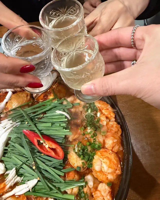 술잔을 부딪히는 모습